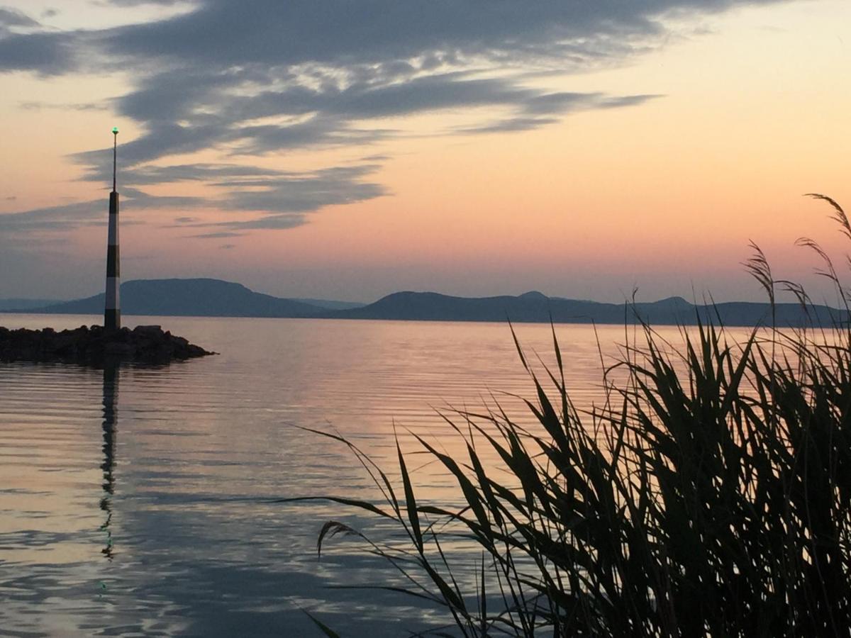 Lelle-Kert Apartman 02 Balatonlelle Exteriör bild