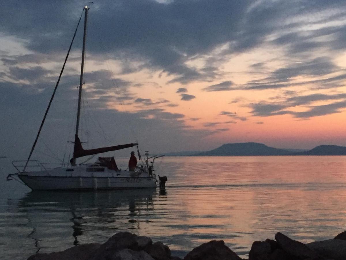 Lelle-Kert Apartman 02 Balatonlelle Exteriör bild