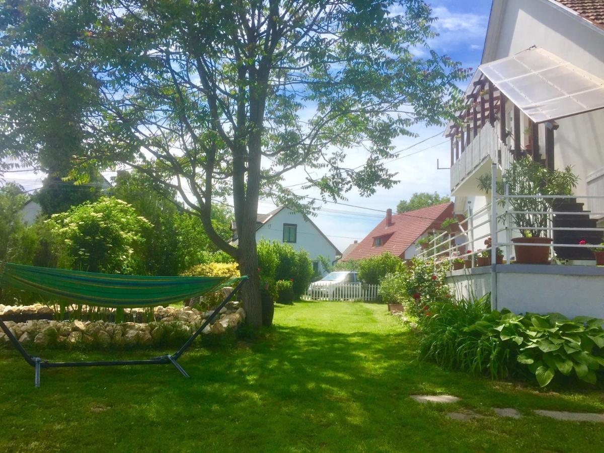 Lelle-Kert Apartman 02 Balatonlelle Exteriör bild