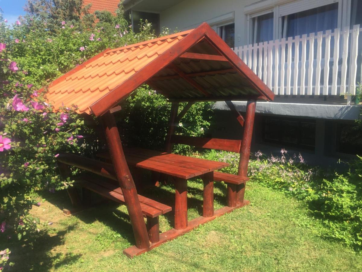 Lelle-Kert Apartman 02 Balatonlelle Exteriör bild